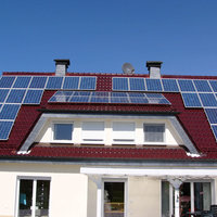modernes Haus mit Photovoltaikanlage