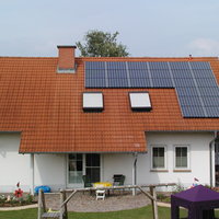 modernes Haus mit Solaranlage