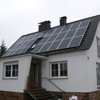 weißes Haus mit Solaranlage